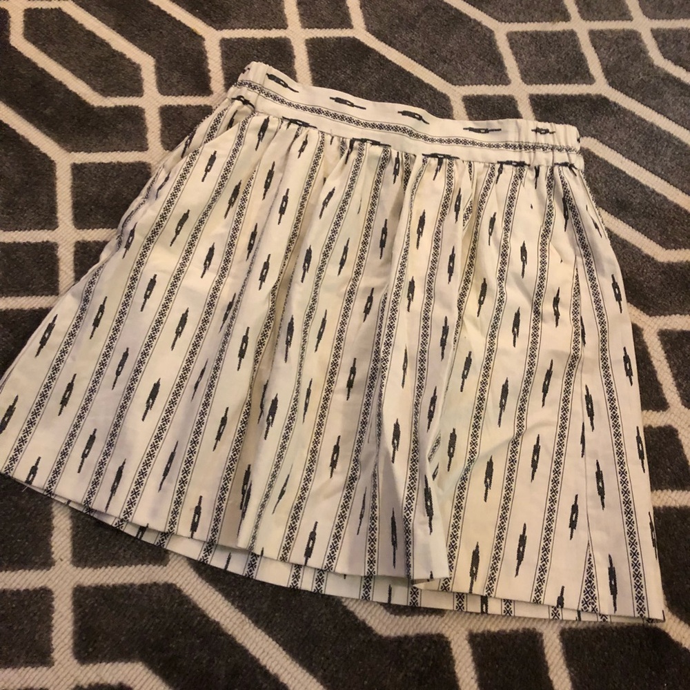 ‼️MUST GO‼️MAKE OFFER‼️Loft skirt with pockets